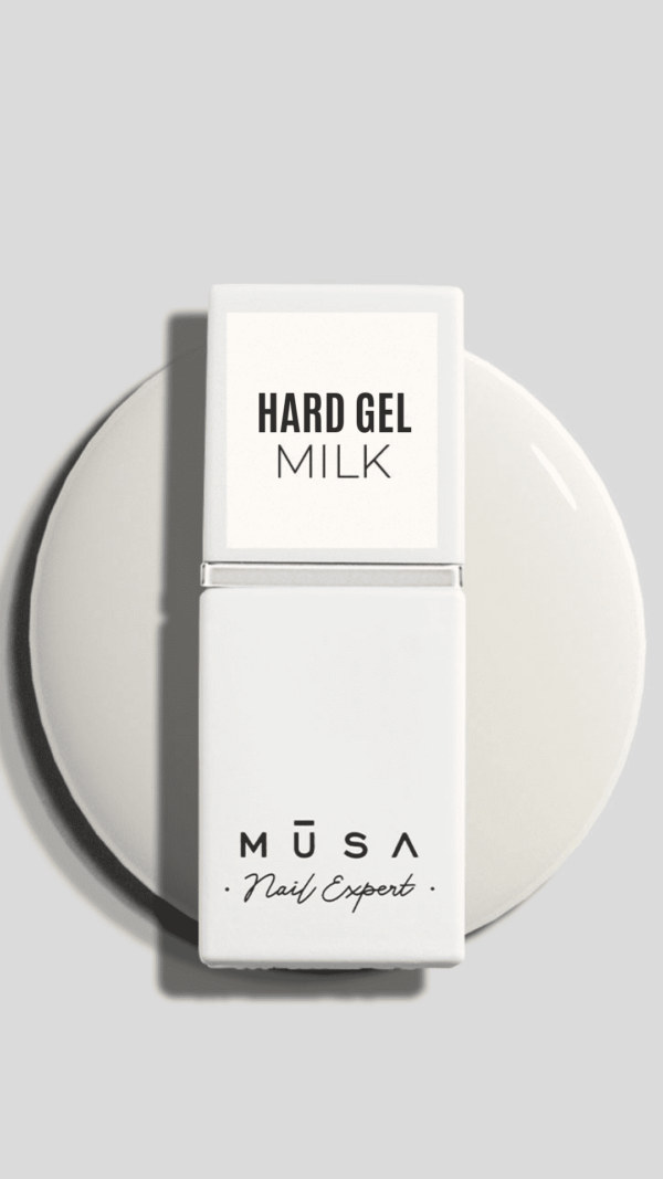 Photo du hard gel milk in the bottle. Couleur blanche laiteuse totalement opaque en deux couches.