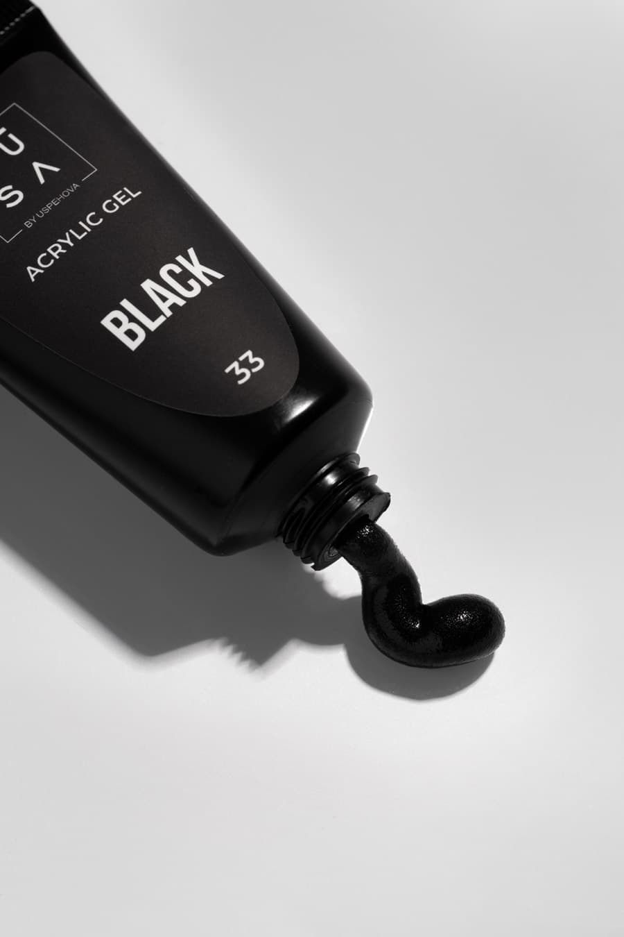 Photo de l'acrygel balck 33, un acrygel noir intense