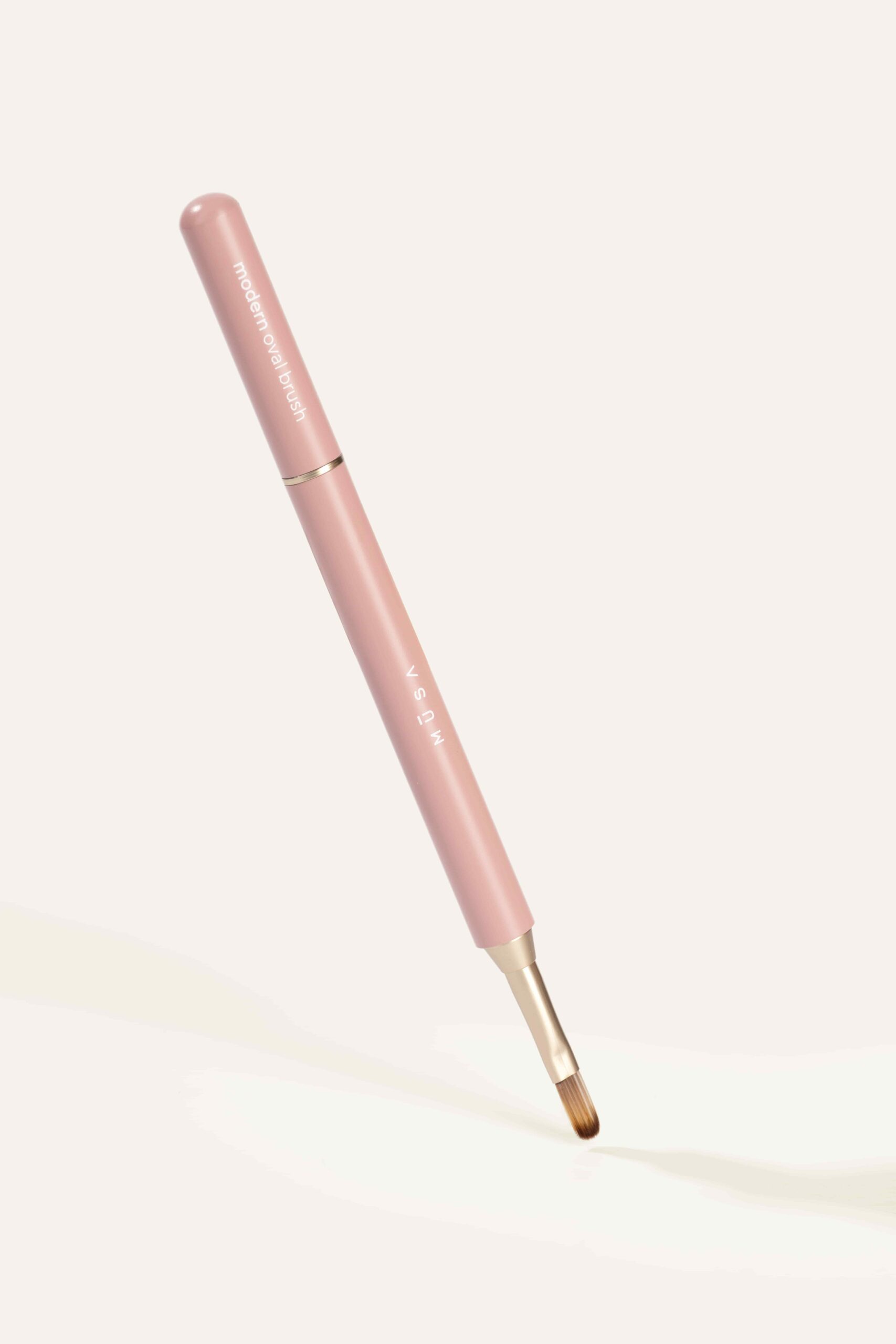 Photo du pinceau double d'un coté oval de 5 mm et de l'autre coté liner 7 mm